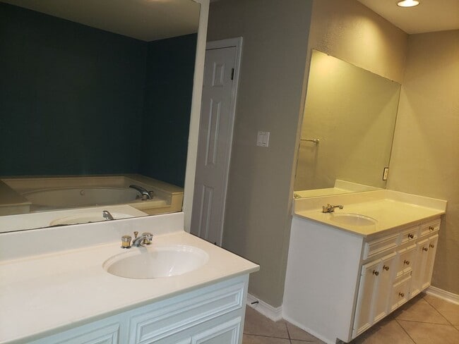 Building Photo - Beautiful 2 bed/2 bath townhome in the gat...
