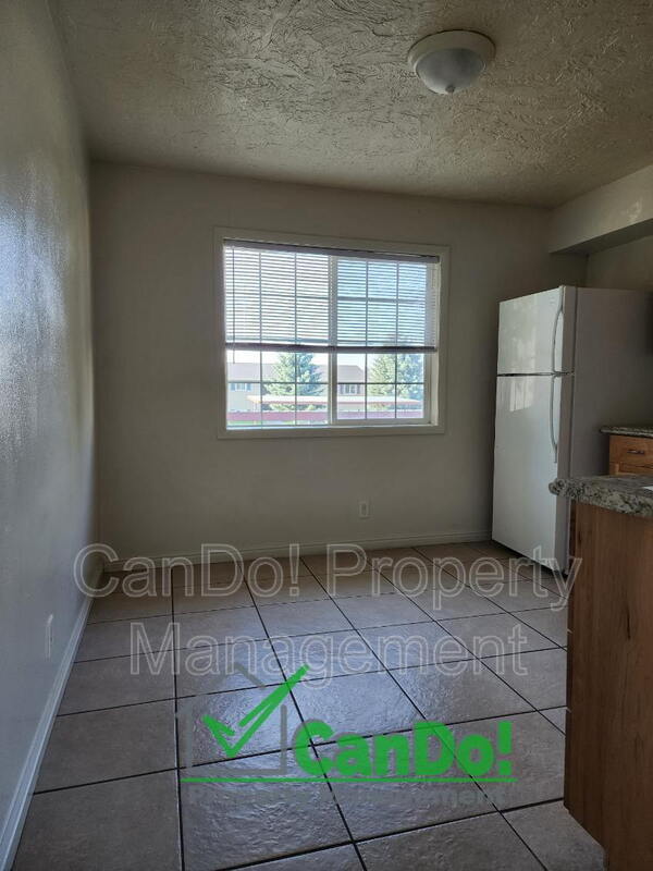 Building Photo - 250 Carol Dr
