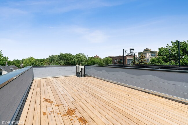 Building Photo - 1022 W Diversey Pkwy