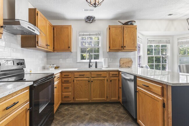 Building Photo - Inviting Jacksonville Home Near Shopping, Dining & Everyday Conveniences