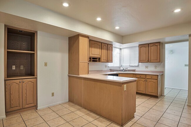 Building Photo - 6 Bedroom 3.5 Bath, Large Pool and Backyard