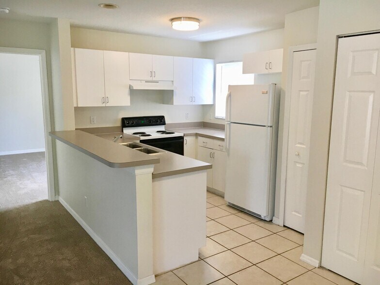 Kitchen - 2815 E Washington St