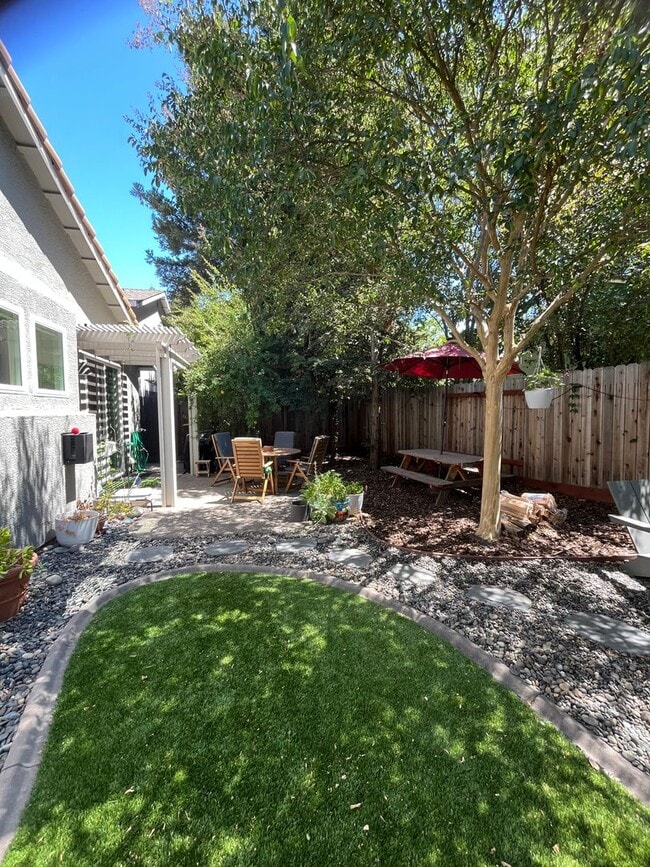 Building Photo - 3820 Vistosa Ct