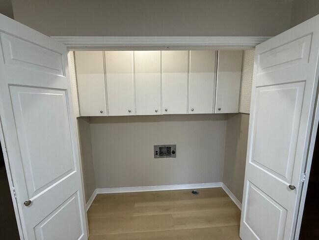 Building Photo - 565 Paris St