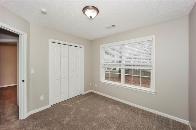 Building Photo - 60 Roxbury Ln