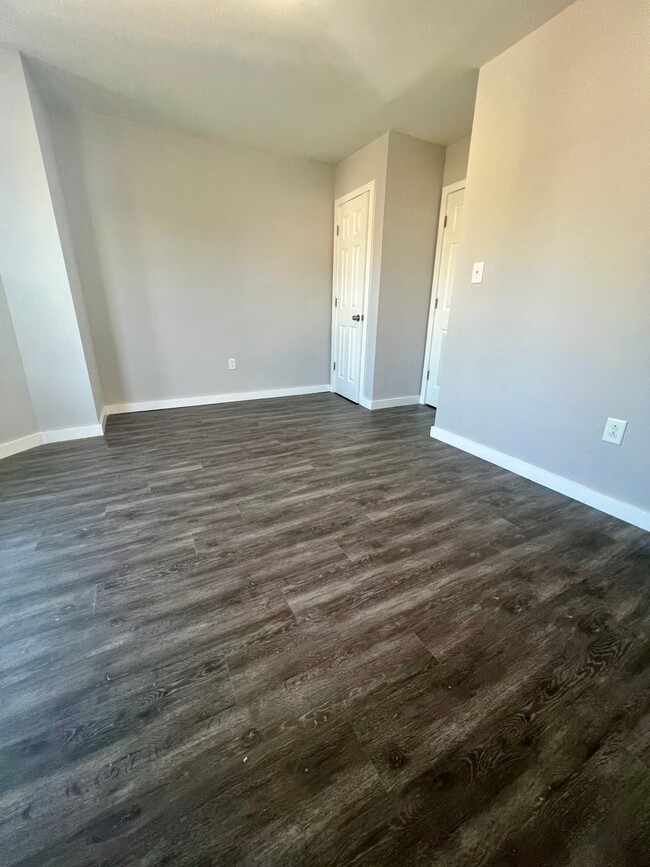 Building Photo - Renovated 4-Bedroom Townhome in Germantown...