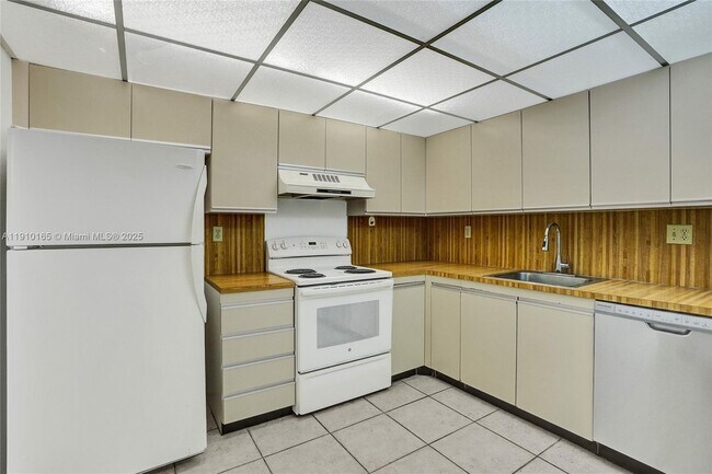 Building Photo - 18151 NE 31st Ct