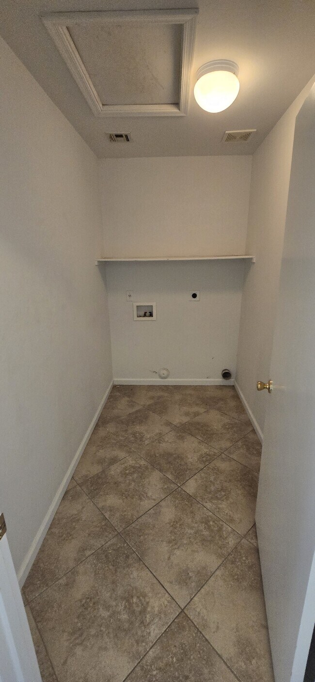 Building Photo - 2611 W Gypsum Ave