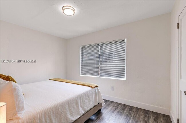 Building Photo - 327 NE 55th St