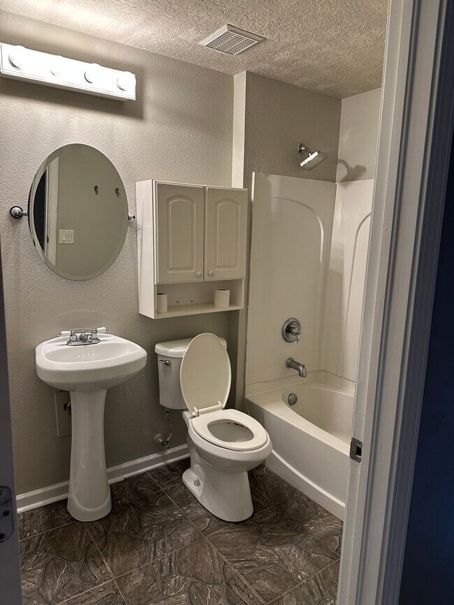Building Photo - Beautiful Home Located in Great Community with all the Amenities.
