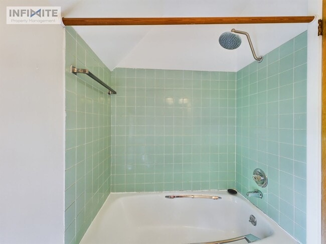 Building Photo - 3 bedroom - Water, Sewer, Gas and Electric...