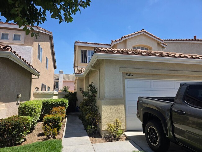 Building Photo - Bright & Spacious Family Home in a Private Gated Community