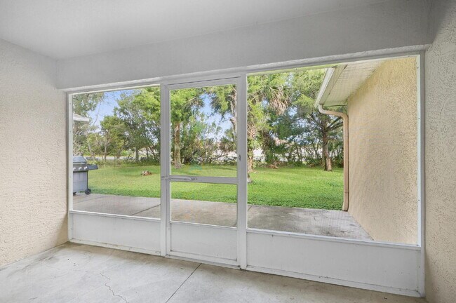 Building Photo - Popular Palm Harbor location