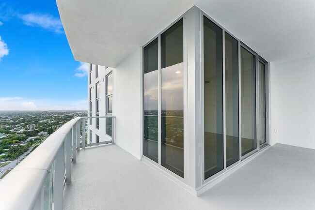 Building Photo - 220 Lake Shore Dr