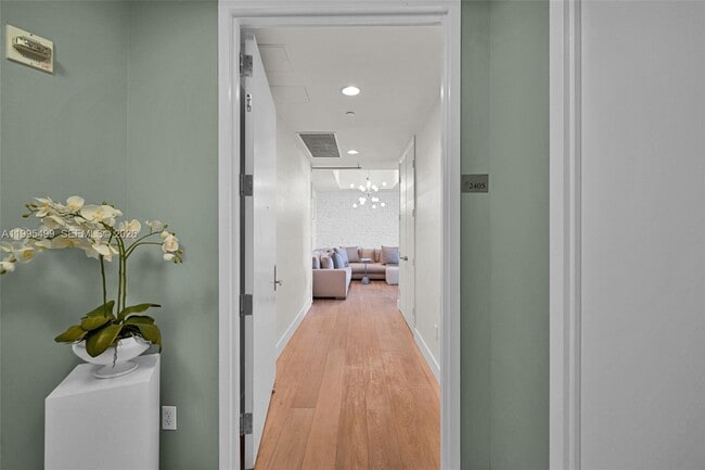 Building Photo - 15901 Collins Ave