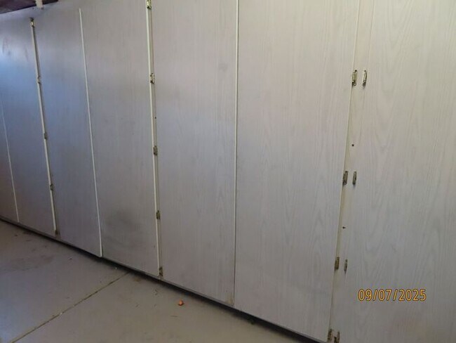 Building Photo - 4 Bedroom 2.5 Bath w/3 Car Garage in Super...