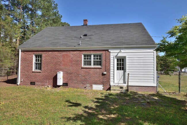 Building Photo - 816 S. Winstead Avenue