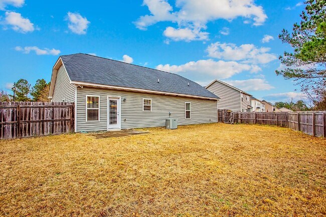 Building Photo - 3 Bedroom 2 Bathroom Nest in Raeford