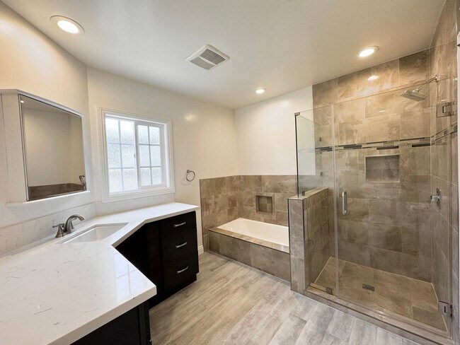 Building Photo - Beautiful 4 Bedroom 3.5 Bathroom Home in t...