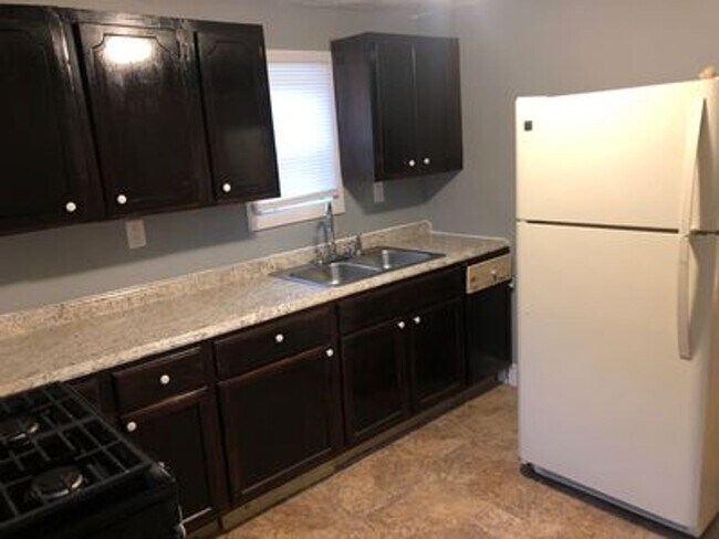 Building Photo - 3 bedroom 2 bath house