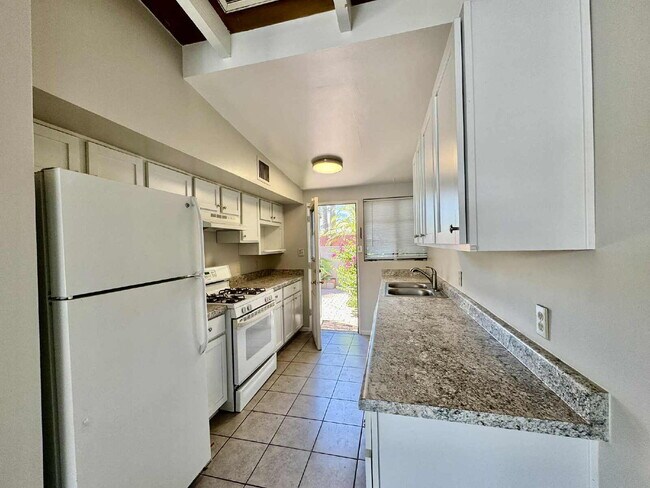 Building Photo - 1 Bedroom with private yard