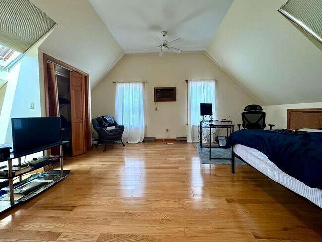 Building Photo - HOT NEWTON LISTING!!!