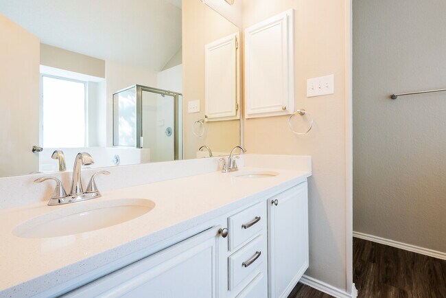 Building Photo - 2843 Red Oak Dr