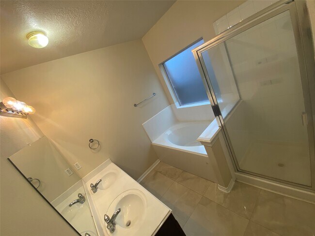 Building Photo - 9210 Hidden Lake E Dr