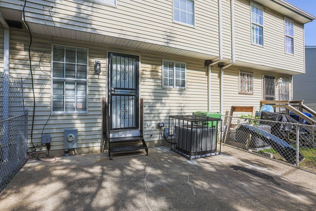 Building Photo - JUST RENOVATED Huge 3 bedroom 3 bathroom t...