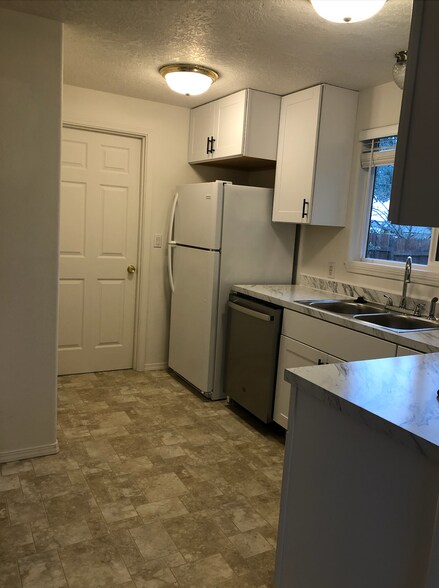 Building Photo - 4225 Mahrt Ave SE