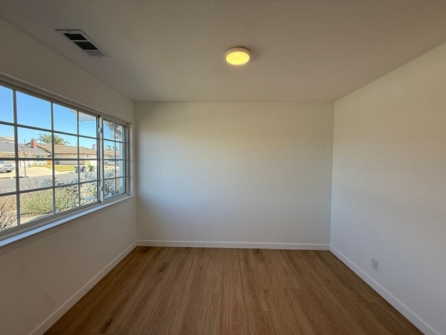 Building Photo - Beautifully Updated Single Story Custom Ho...