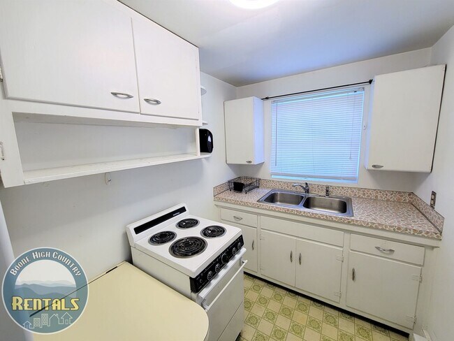 Building Photo - 915 Blowing Rock Rd