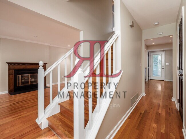 Building Photo - 362 W 4th Ave