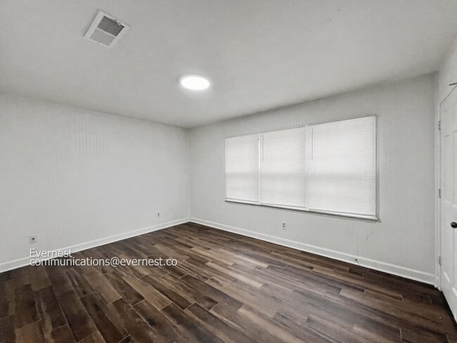 Building Photo - Beautiful 4-Bedroom Home with Modern Amenities / Pet-Friendly / Available Now!