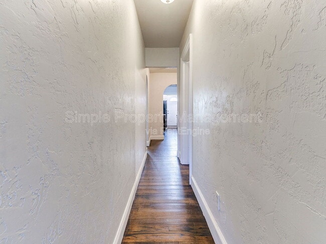 Building Photo - 946 East Dr