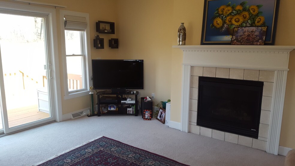 Living - 73 Rockrose Dr