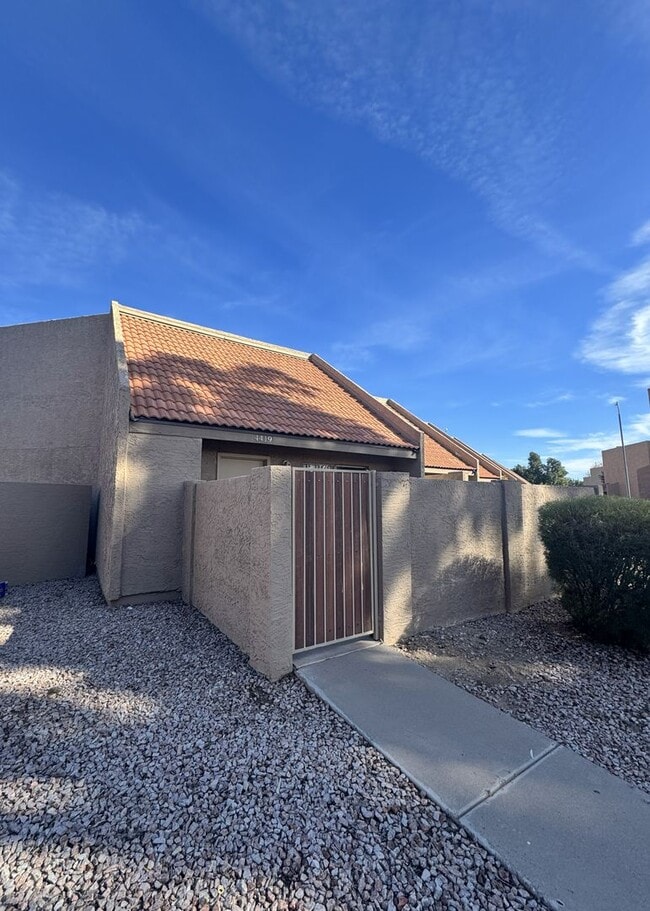 Building Photo - ***MOVE IN SPECIAL*** 2 STORY TOWNHOME WITH ATTACHED GARAGE WATER INCL