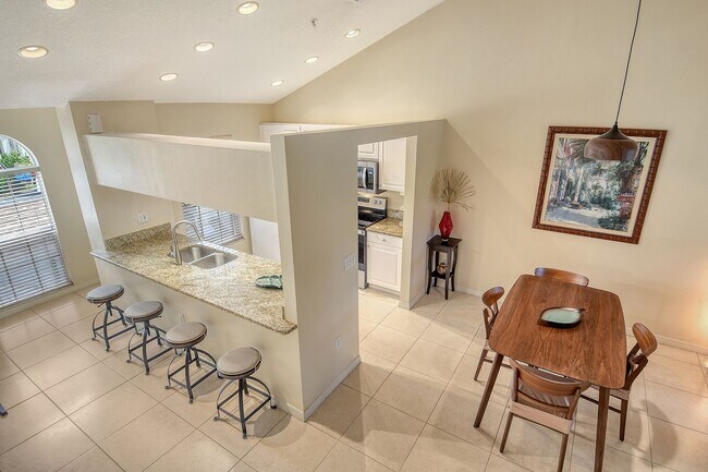 Building Photo - Spacious 3 bedroom, 2 bath condo with a lake view in Palmer Ranch