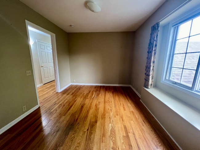 Building Photo - Spacious 4-Bed Retreat with Guest Suite & Fireplace