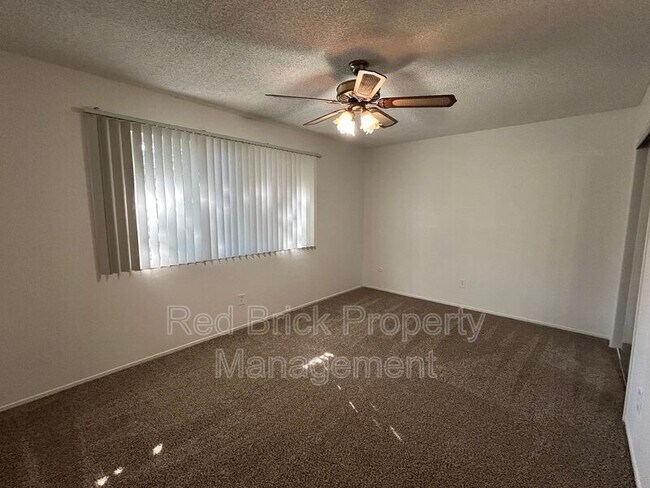 Building Photo - 526 W Donna Dr