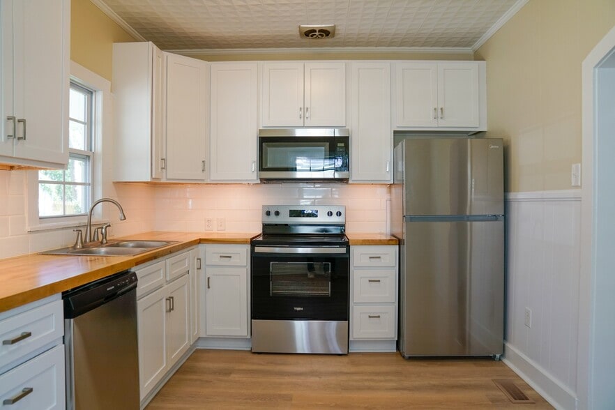 Kitchen 3 - 1403 Debow St