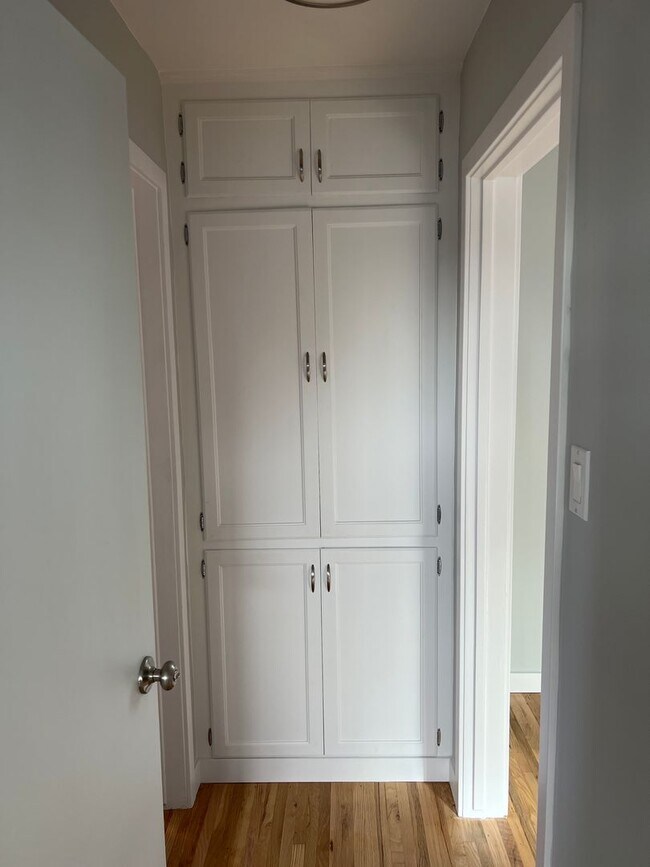 Building Photo - Sheldon St.