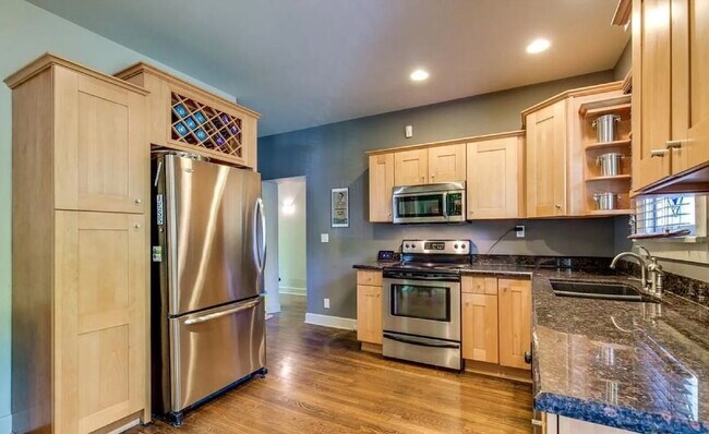 Building Photo - Cute 3 bed w/bonus space. Fenced yard. Loc...