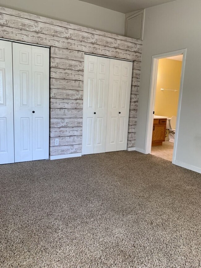 Building Photo - STUDENTS WELCOME! Remodeled 2 Bedroom 2 Bathroom Second-Floor Condo