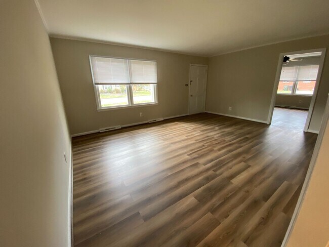 Building Photo - Coming Available July 2025 – Spacious 3BR/...
