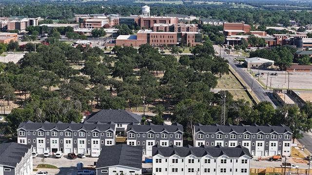 Building Photo - 422 S Lillian