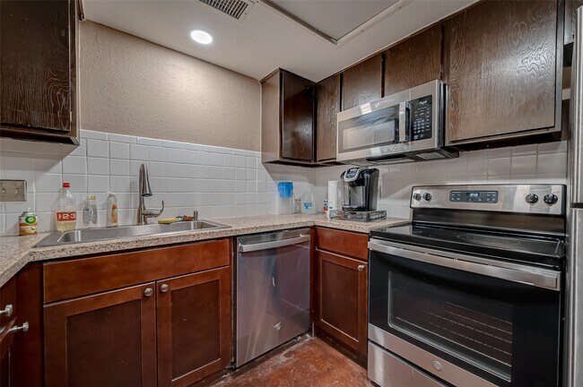 Building Photo - 12042 Mighty Oak Dr