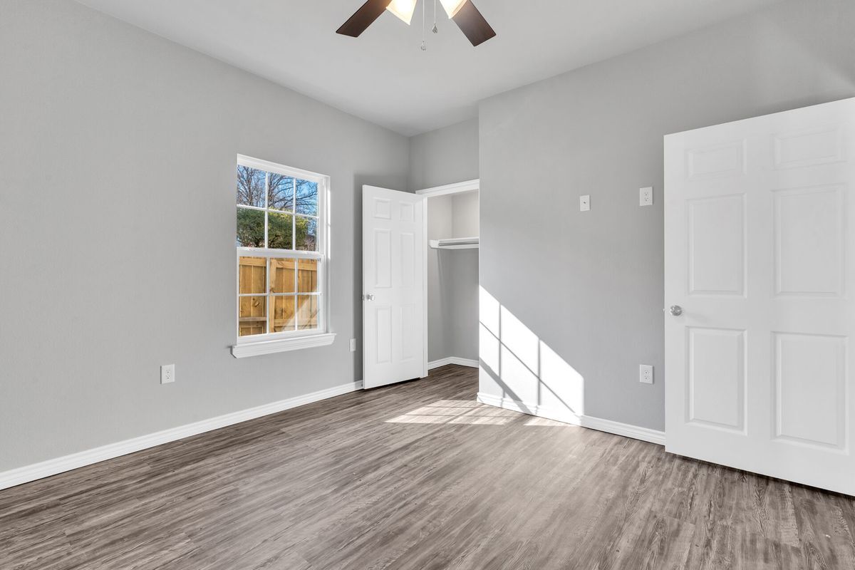 Building Photo - 518 Ranier Dr