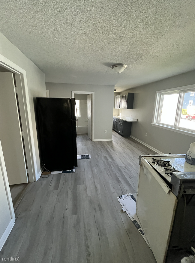 Building Photo - 3 br, 1 bath Triplex - 259 Notre Dame Aven...