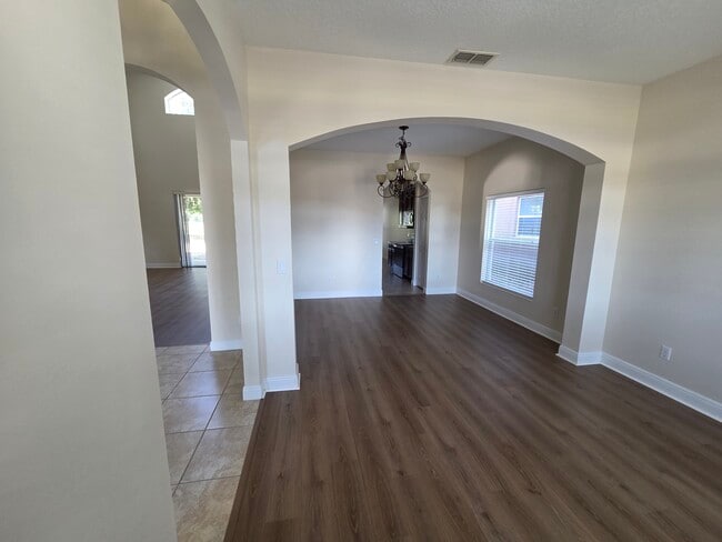 Building Photo - 2819 Roseglen Way